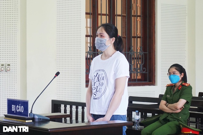 Vi Thị Nga tại phiên tòa xét xử sau 15 năm kể từ khi vụ án mua bán trái phép chất ma túy diễn ra (Ảnh: Hoàng Lam).