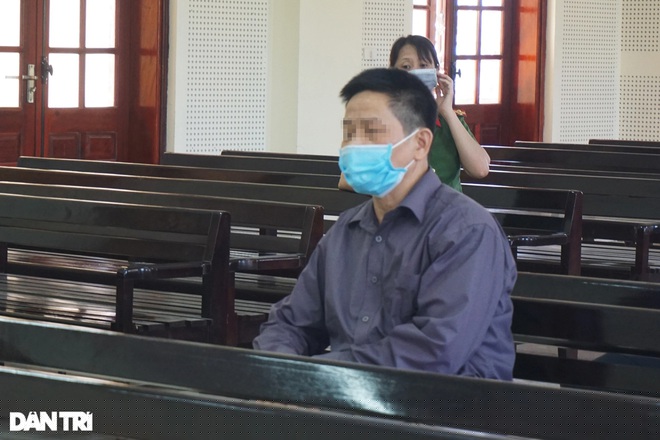 Ông Vi Văn N. - một mắt xích trong vụ án. Ông N. đã thi hành xong bản án 18 năm tù vào năm 2020, nay đến dự phiên tòa xét xử con gái (Ảnh: Hoàng Lam).