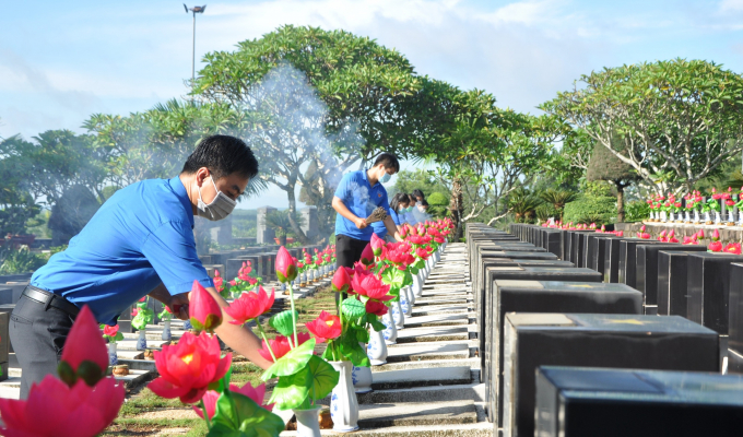 Bí thư Tỉnh Đoàn Trần Quốc Duy (bìa trái) cùng đoàn viên thanh niên thắp hương tại các phần mộ liệt sỹ