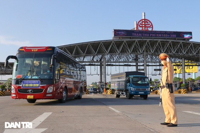 Kể từ ngày 18/7, Hà Nội tạm dừng hoạt động vận tải hành khách công cộng đường bộ từ Hà Nội đến 37 tỉnh/thành phố và ngược lại (Ảnh: Đỗ Linh).
