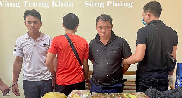 2 đối tượng Sùng Phủng và Vàng Trung Khoa cùng tang vật bị bắt giữ.