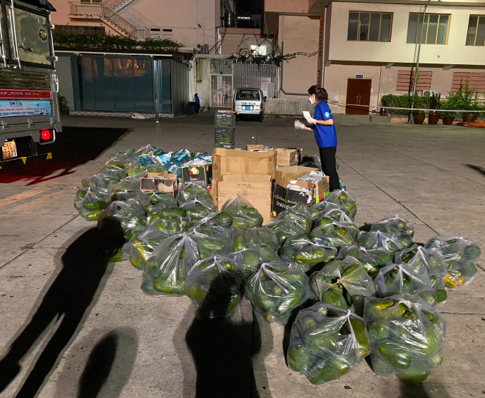 Các bạn trẻ mỗi người một tay, hối hả xếp rau vào nhiều thùng giấy carton để gửi yêu thương đến đồng bào ở TP Hồ Chính Minh