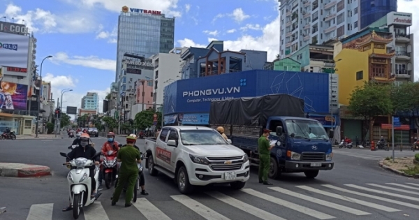 Chở bạn gái từ quận 7 sang quận 3 mua thực phẩm, thanh niên bị phạt 2 triệu đồng