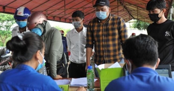 Chốt kiểm dịch trả lại 240 triệu đồng khách bỏ quên