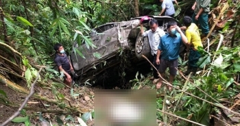 Ô tô bán tải lao xuống vực sâu 50 m, hai người tử vong