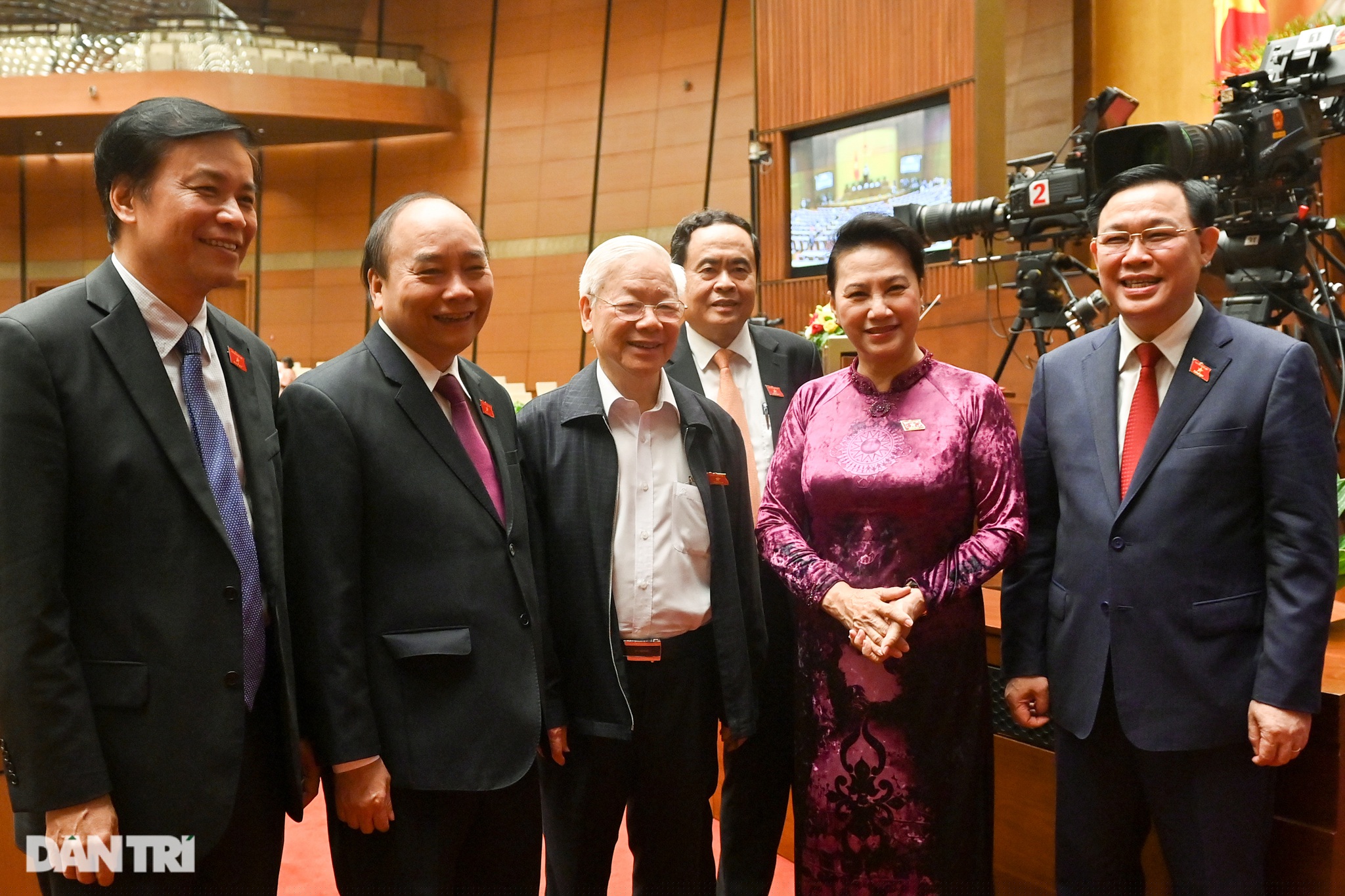 Tại kỳ họp thứ 11, Quốc hội khóa 14, Tổng Bí thư, Chủ tịch nước Nguyễn Phú Trọng, Thủ tướng Nguyễn Xuân Phúc, nguyên Chủ tịch Quốc hội Nguyễn Thị Kim Ngân chúc mừng Chủ tịch Quốc hội Vương Đình Huệ. Ánh Dân trí