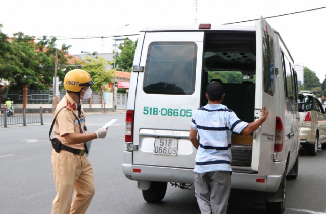 Không kiểm tra giấy xét nghiệm COVID-19 đối với lái xe vận chuyển hàng hóa trong nội vùng 19 tỉnh