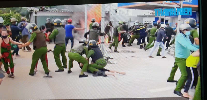 Đối tượng dùng xăng đốt tại hiện trường để chống đối thi hành án ở Đông Hải, Bạc Liêu, ảnh: Báo Thanh niên