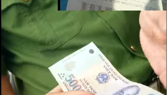 Hà Nội: Lạ lùng với cách lập biên bản xử phạt vi phạm giao thông của Công an phường