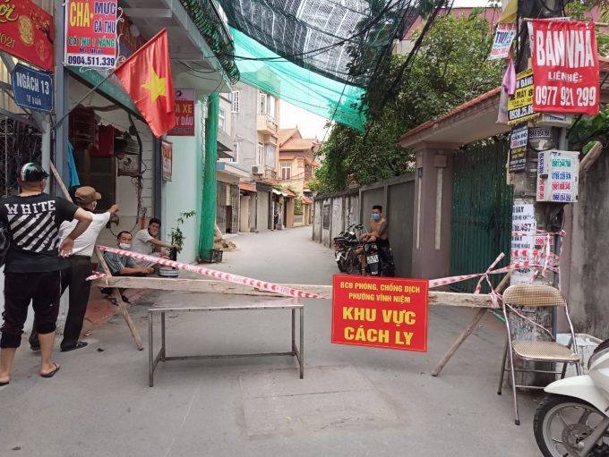 Lực lượng chức năng tiến hành phong toả ngõ 250 Thiên Lôi, (quận Lê Chân) liên quan đến ca bệnh mới phát hiện