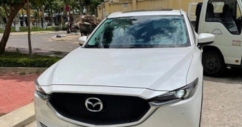 Ô tô vượt chốt kiểm dịch, ép CSGT ngã xuống đường