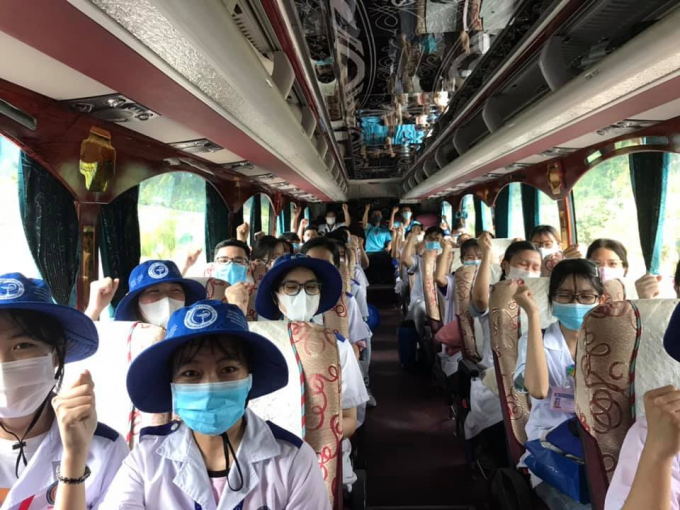 SV truong DH YD Can Tho tinh nguyen len duong ho tro tinh vinh long