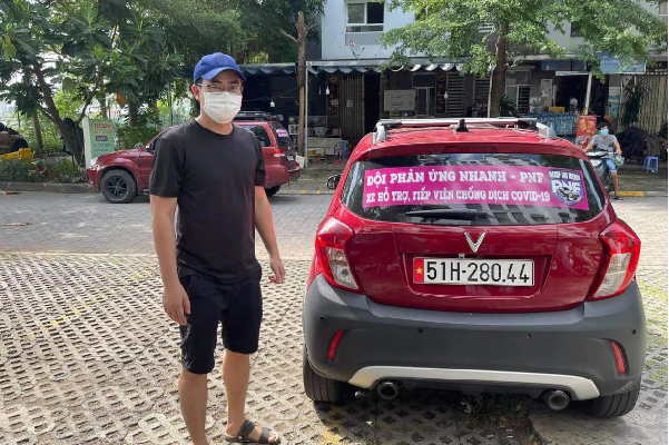 VinFast Fadil chất đầy rau muống đi tiếp tế mùa dịch