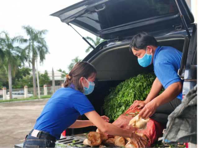 Thanh niên tích cực quyên góp để trao nguồn lực hỗ trợ tuyến đầu ngày đêm chống dịch