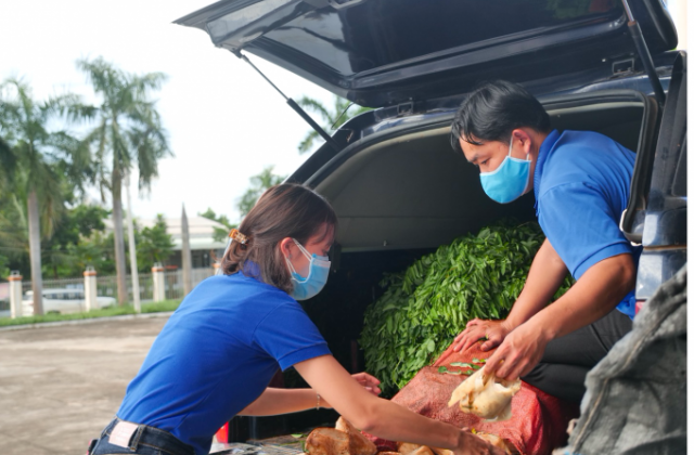 Thanh niên tích cực quyên góp để trao nguồn lực hỗ trợ tuyến đầu ngày đêm chống dịch