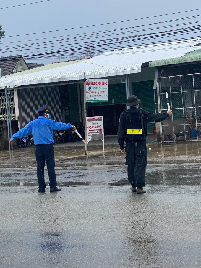 Tại chốt kiểm soát liên ngành ở xã Tân Lập (H.Đồng Phú), ĐVTN huyện Đồng Phú đang dựng lại các lán trại bị gió quật sập để người dân vào khai báo y tế