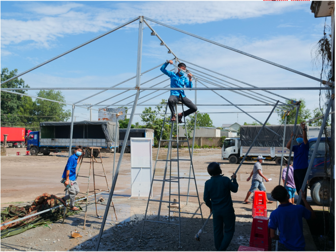 Đoàn viên Đoàn cơ sở phòng Cảnh sát cơ động thực hiện nhiệm vụ điều tiết giao thông tại chốt kiểm soát liên ngành ở xã Tân Lập (H.Đồng Phú)