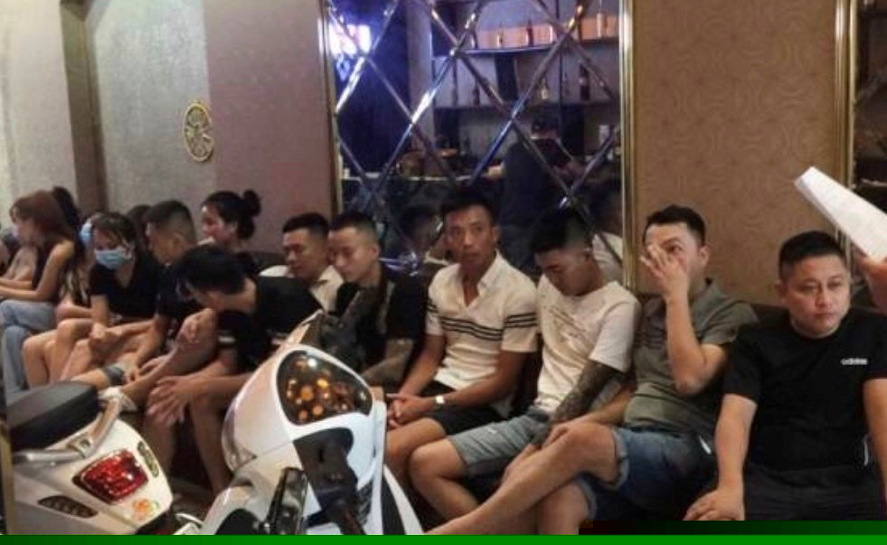 Quán karaoke Nice mở 'chui' cho gần 50 khách vào hát.