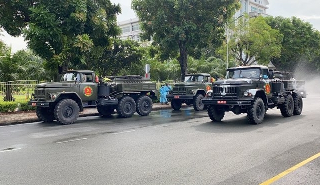 Quân đội tiến hành phun khử khuẩn TP Hồ Chí Minh trong 7 ngày