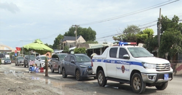 Cảnh sát giao thông Bình Phước dẫn đường cho người dân về quê tránh dịch