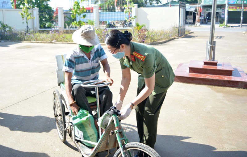 Trao tặng gạo, nhu yếu phẩm cho người dân vùng dịch.