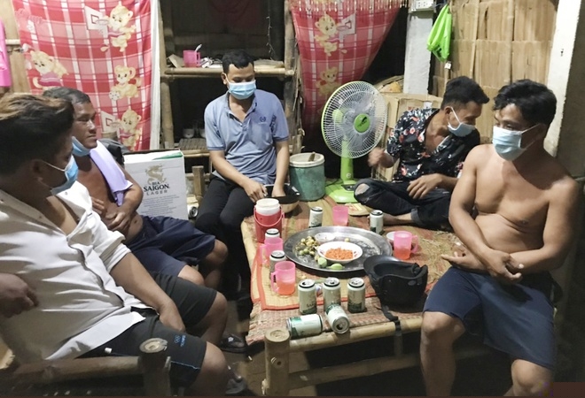 Nhóm 5 người tụ tập uống bia bị phạt tổng cộng 75 triệu đồng.