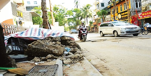 Dự án cải tạo đường Lê Văn Thiêm: Đơn vị thi công “quên” hoàn trả vỉa hè