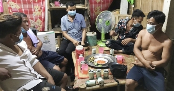 Ăn nhậu tại gia đình trong lúc giãn cách, 5 người bị phạt 75 triệu đồng