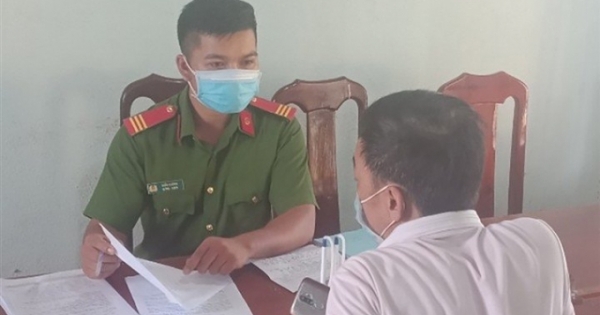 Bất chấp lệnh cấm, hai người trèo rào, trốn chốt kiểm soát dịch