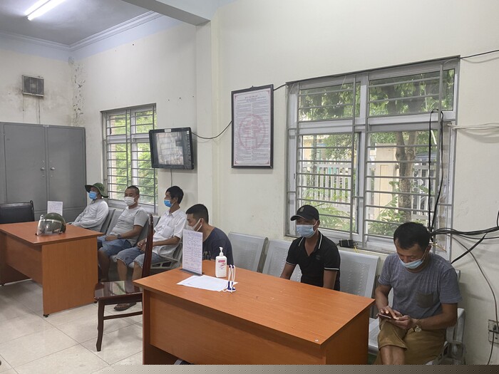 Những người bị xử phạt tại cơ quan công an. (Ảnh: Công an huyện Đông Anh)