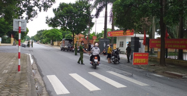 Xử phạt hàng trăm trường hợp vi phạm quy định trong ngày đầu thực hiện giãn cách xã hội