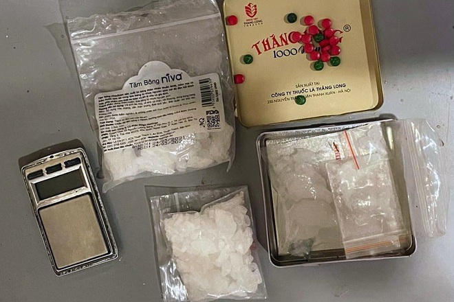 Súng đạn và ma túy thu giữ trong vụ án.