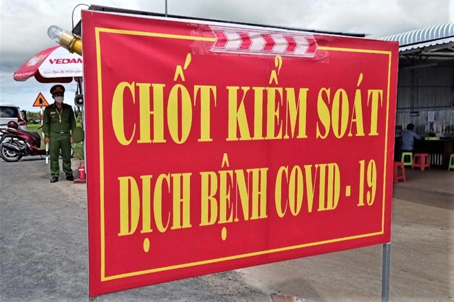 Hai tỉnh Bến Tre và Vĩnh Long vừa có quyết định yêu cầu người dân không ra đường từ 18h đến 5h.