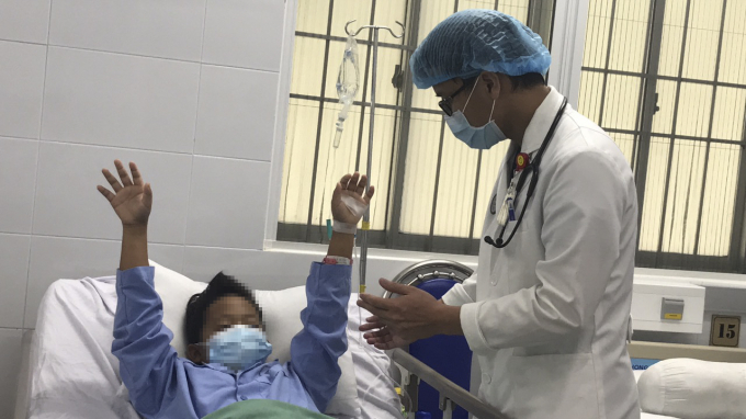 Bé tỉnh táo, tiếp xúc tốt, hết nhứt đầu, thực hiện y lệnh chính xác theo bác sĩ.