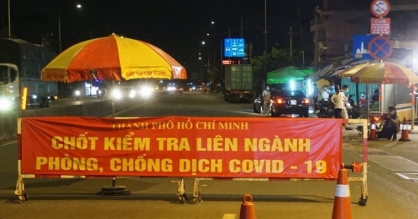 Xe chở băng vệ sinh, tã bỉm bị chặn vì "không phải thiết yếu"