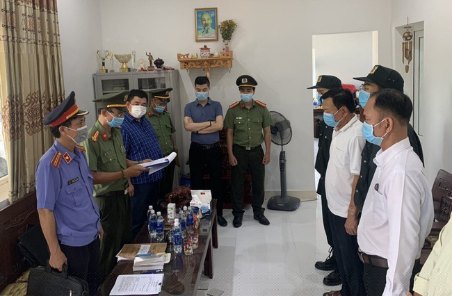 Cơ quan công an khởi tố bị can, bắt tạm giam Giám đốc và Phó Giám đốc Cảng hàng không quốc tế Phú Bài về hành vi tham ô tài sản.