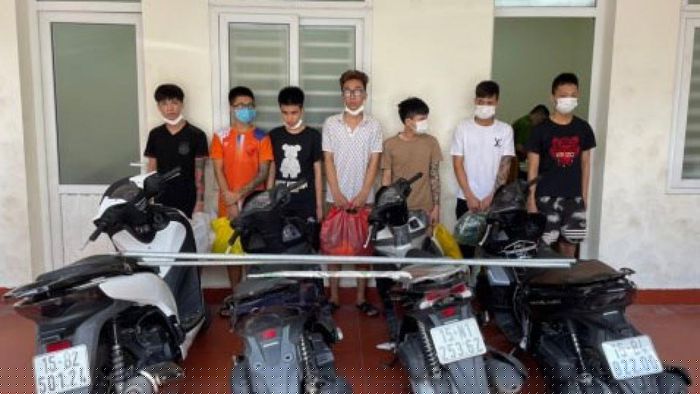 Các đối tượng cùng tang vật của vụ án.