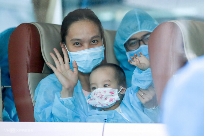 Cong nhan ngheo duoc ve que- Vnexpress