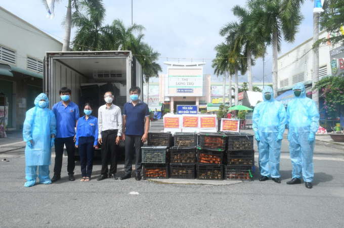 Đại diện Vùng 2 Hải quân và Đại diện UBMTTQ huyện Nhơn Trạch tại buổi trao tặng thực phẩm hỗ trợ nhân dân khu vực phong tỏa tại xã Long Thọ, huyện Nhơn Trạch.