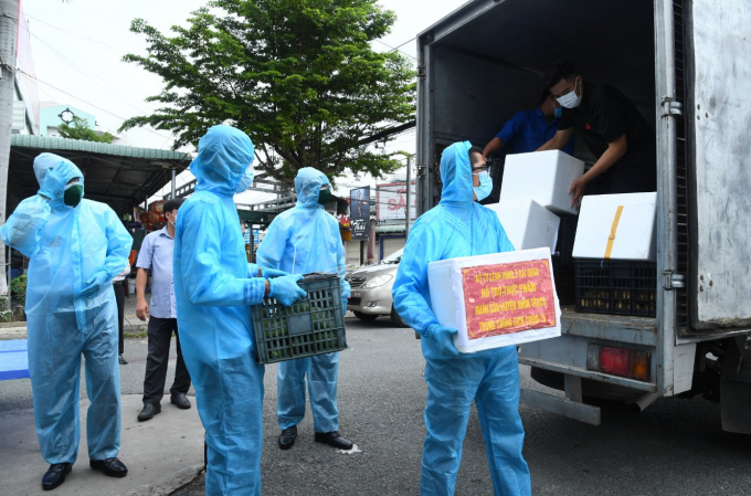 Chiến sỹ Vùng 2 chuyển thực phẩm đến các khu dân cư của khu vực phong tỏa xã Long Thọ, huyện Nhơn Trạch.