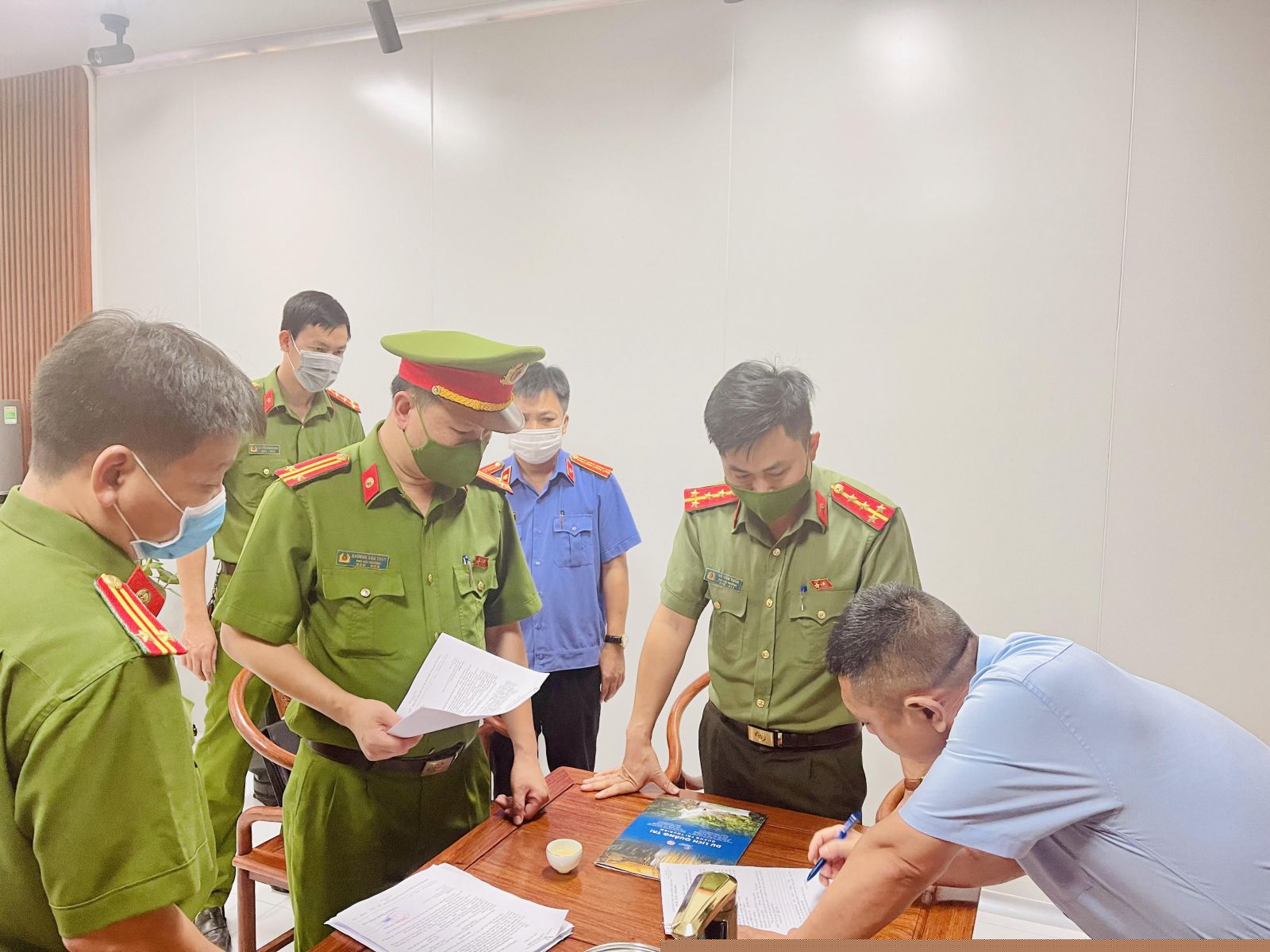 Lực lượng Cảnh sát kinh tế đang thi hành Quyết định bắt tạm giam và khám xét nơi ở, nơi làm việc của 2 chuyên gia người Trung Quốc về hành vi buôn lậu.