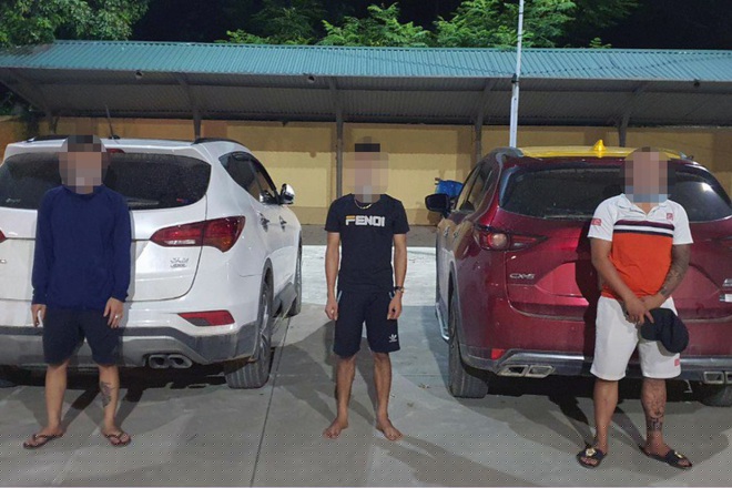 Ba nam thanh niên tụ tập uống rượu trên núi bị đưa về trụ sở công an để xử lý.