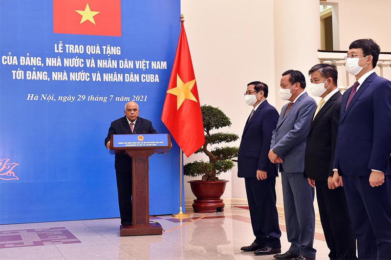 Thay mặt Đảng, Nhà nước và nhân dân Cuba, Đại sứ Orlando Nicolás Hernández Guillén bày tỏ trân trọng và biết ơn nghĩa cử của Đảng, Nhà nước và nhân dân Việt Nam trong việc ủng hộ và hỗ trợ Cuba, thể hiện truyền thống quan hệ hữu nghị đặc biệt Việt Nam-Cuba. Ảnh: VGP/Nhật Bắc.