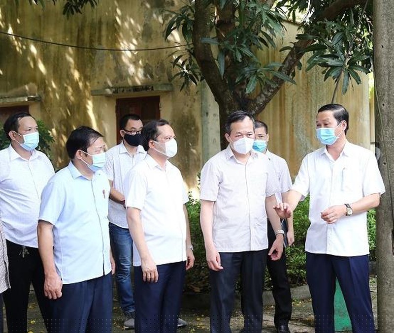 Ông Đỗ Minh Tuấn - Chủ tịch UBND tỉnh Thanh Hoá kiểm tra công tác phòng dịch tại bệnh viện Phổi.