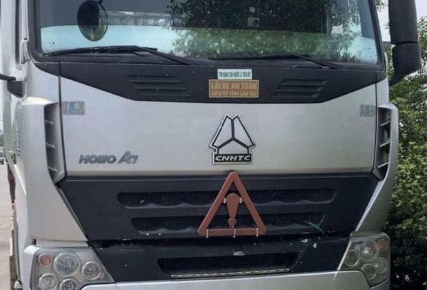 Tài xế chây ì bỏ xe trước chốt kiểm dịch, gây ùn tắc luồng xanh vận tải