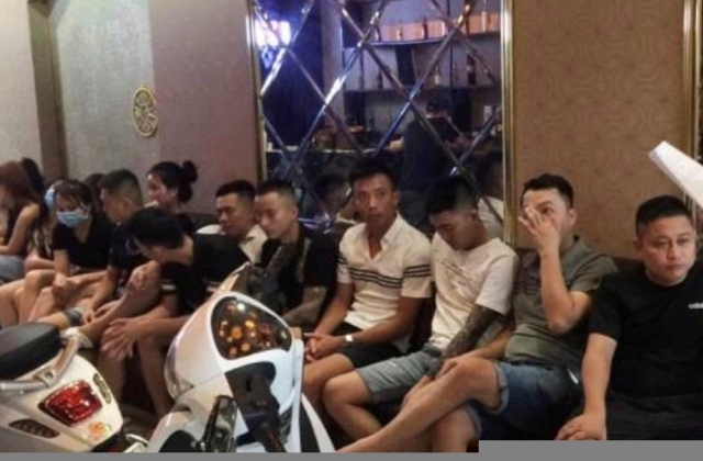 Quán karaoke mở 'chui' cho hơn 50 khách hát, 7 người dương tính với ma túy