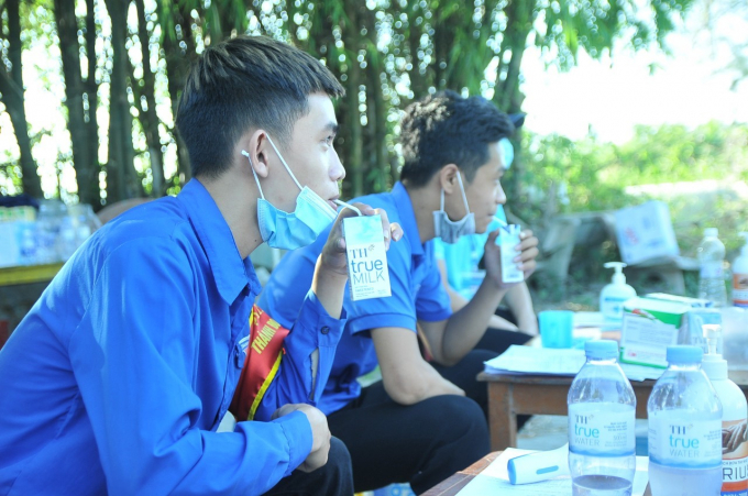 Ngoài ra, việc bổ sung những đồ uống dinh dưỡng như sữa tươi, nước trái cây… cũng góp phần tăng sức đề kháng cơ thể đặc biệt trong mùa dịch.