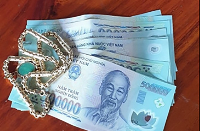 Lợi dụng hàng xóm đi vắng, lẻn vào nhà trộm tiền vàng