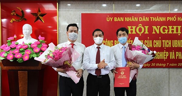 Chủ tịch UBND TP Nguyễn Văn Tùng trao Quyết định, tặng hoa chúc mừng tân Giám đốc sở Nông nghiệp và phát triển nông thôn TP