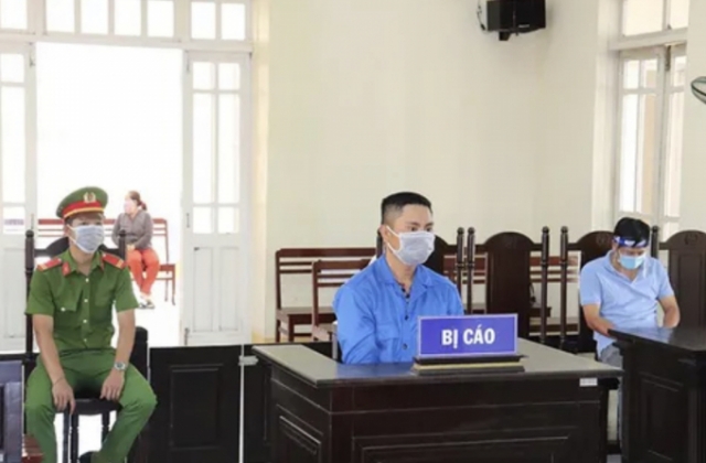 Không chấp hành quy định phòng dịch, còn dùng mũ bảo hiểm tấn công cán bộ